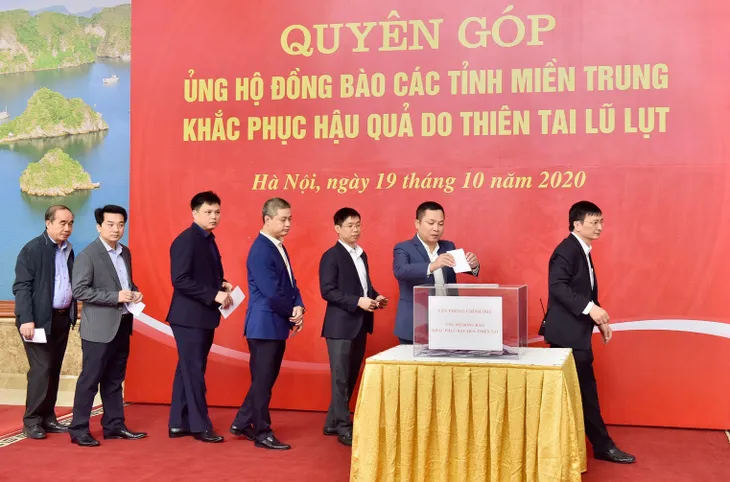 Lãnh đạo Chính phủ quyên góp ủng hộ đồng bào miền Trung - Ảnh 7. Lãnh đạo Chính phủ quyên góp ủng hộ đồng bào miền Trung - Ảnh 7.
