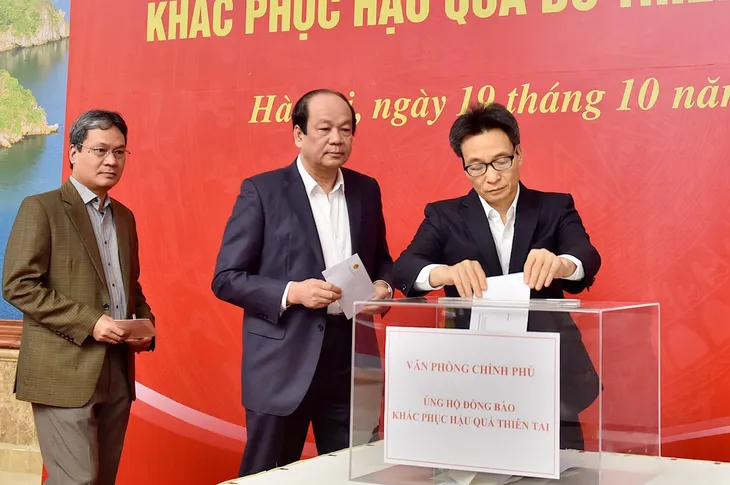 Lãnh đạo Chính phủ quyên góp ủng hộ đồng bào miền Trung - Ảnh 4. Lãnh đạo Chính phủ quyên góp ủng hộ đồng bào miền Trung - Ảnh 4.