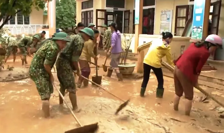 Những người chiến sĩ đi về phía nhân dân những ngày mưa lũ - Ảnh 6. Những người chiến sĩ đi về phía nhân dân những ngày mưa lũ - Ảnh 6.