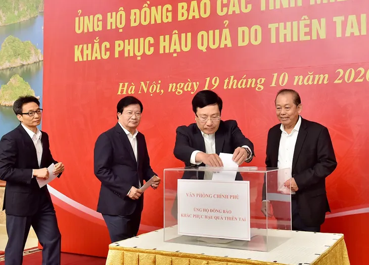 Lãnh đạo Chính phủ quyên góp ủng hộ đồng bào miền Trung - Ảnh 2. Lãnh đạo Chính phủ quyên góp ủng hộ đồng bào miền Trung - Ảnh 2.
