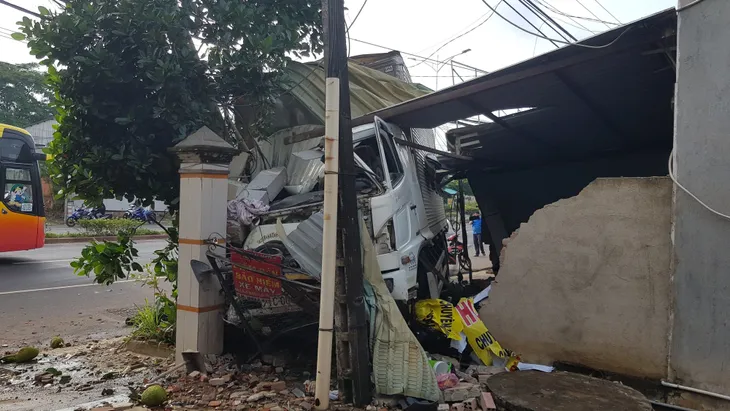 Xe tải tông nát xe máy, lao vào nhà nhà dân - Ảnh 1. Xe tải tông nát xe máy, lao vào nhà nhà dân - Ảnh 1.