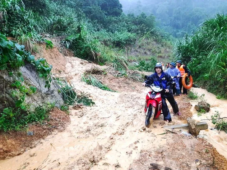 Tạm dừng lưu thông đường bộ, đường sắt qua Quảng Bình - Ảnh 1. Tạm dừng lưu thông đường bộ, đường sắt qua Quảng Bình - Ảnh 1.