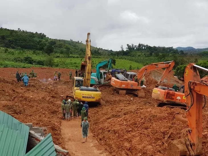 40 giờ khẩn trương tìm kiếm 22 nạn nhân sạt lở đất ở Hướng Hóa - Quảng Trị - Ảnh 9. 40 giờ khẩn trương tìm kiếm 22 nạn nhân sạt lở đất ở Hướng Hóa - Quảng Trị - Ảnh 9.