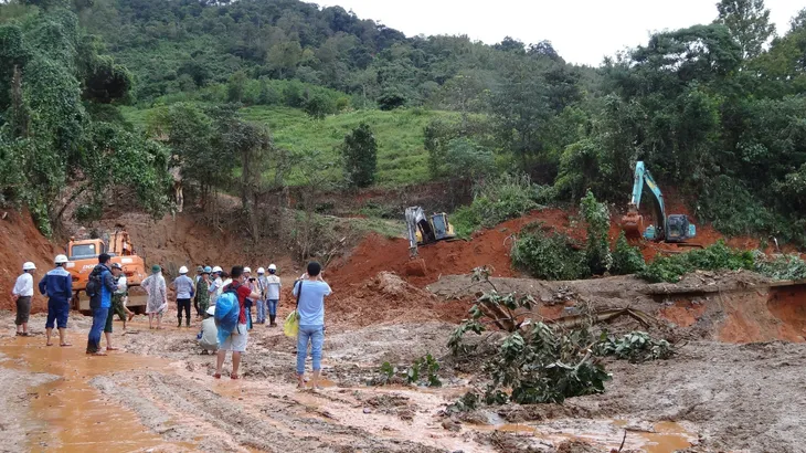 40 giờ khẩn trương tìm kiếm 22 nạn nhân sạt lở đất ở Hướng Hóa - Quảng Trị - Ảnh 7. 40 giờ khẩn trương tìm kiếm 22 nạn nhân sạt lở đất ở Hướng Hóa - Quảng Trị - Ảnh 7.