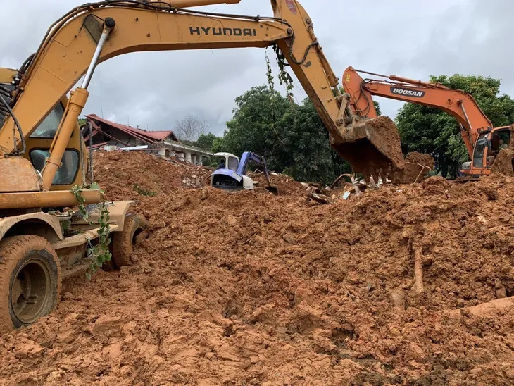 40 giờ khẩn trương tìm kiếm 22 nạn nhân sạt lở đất ở Hướng Hóa - Quảng Trị - Ảnh 4. 40 giờ khẩn trương tìm kiếm 22 nạn nhân sạt lở đất ở Hướng Hóa - Quảng Trị - Ảnh 4.