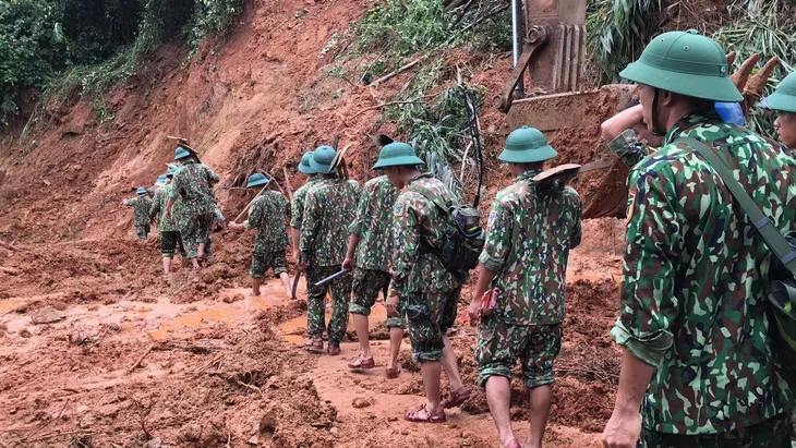 40 giờ khẩn trương tìm kiếm 22 nạn nhân sạt lở đất ở Hướng Hóa - Quảng Trị - Ảnh 3. 40 giờ khẩn trương tìm kiếm 22 nạn nhân sạt lở đất ở Hướng Hóa - Quảng Trị - Ảnh 3.