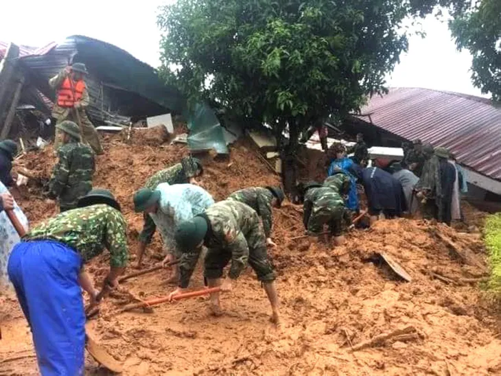 40 giờ khẩn trương tìm kiếm 22 nạn nhân sạt lở đất ở Hướng Hóa - Quảng Trị - Ảnh 11. 40 giờ khẩn trương tìm kiếm 22 nạn nhân sạt lở đất ở Hướng Hóa - Quảng Trị - Ảnh 11.