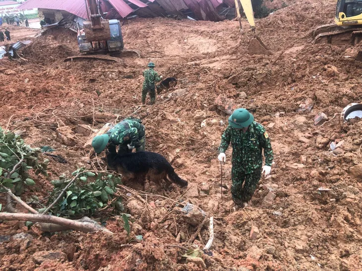 40 giờ khẩn trương tìm kiếm 22 nạn nhân sạt lở đất ở Hướng Hóa - Quảng Trị - Ảnh 12. 40 giờ khẩn trương tìm kiếm 22 nạn nhân sạt lở đất ở Hướng Hóa - Quảng Trị - Ảnh 12.