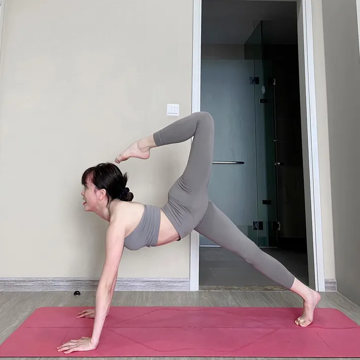Tròn mắt trước loạt ảnh Yoga của Chi Pu, Thiều Bảo Trâm và các sao Việt - Ảnh 8. Tròn mắt trước loạt ảnh Yoga của Chi Pu, Thiều Bảo Trâm và các sao Việt - Ảnh 8.