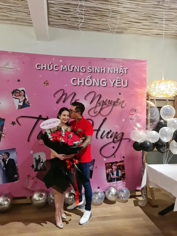 Tuấn Hưng hôn vợ ngọt ngào trong ngày sinh nhật - Ảnh 1. Tuấn Hưng hôn vợ ngọt ngào trong ngày sinh nhật - Ảnh 1.