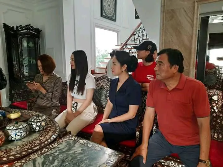 Lộ gia thế giàu có của Hồng Diễm - Quỳnh Kool trong phim mới - Ảnh 1. Lộ gia thế giàu có của Hồng Diễm - Quỳnh Kool trong phim mới - Ảnh 1.