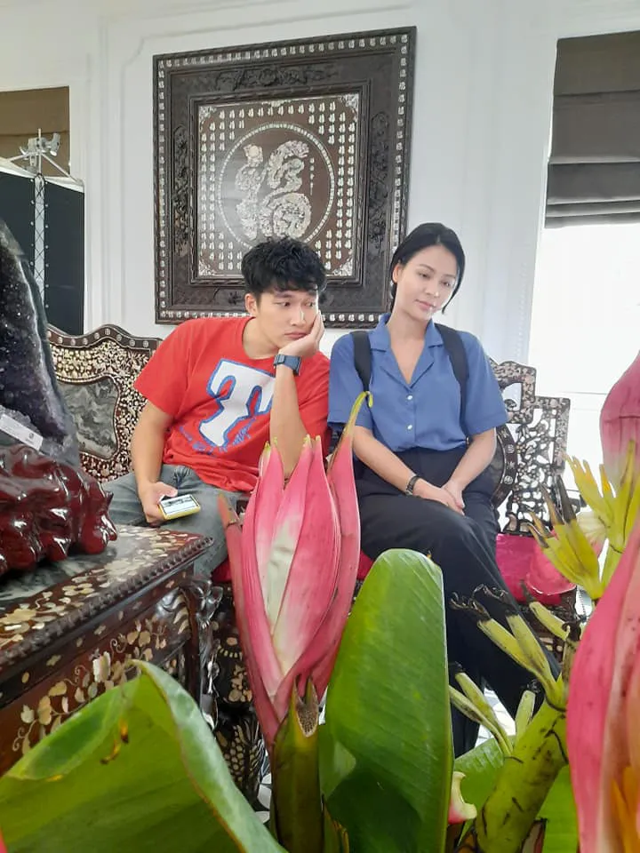 Lộ gia thế giàu có của Hồng Diễm - Quỳnh Kool trong phim mới - Ảnh 6. Lộ gia thế giàu có của Hồng Diễm - Quỳnh Kool trong phim mới - Ảnh 6.