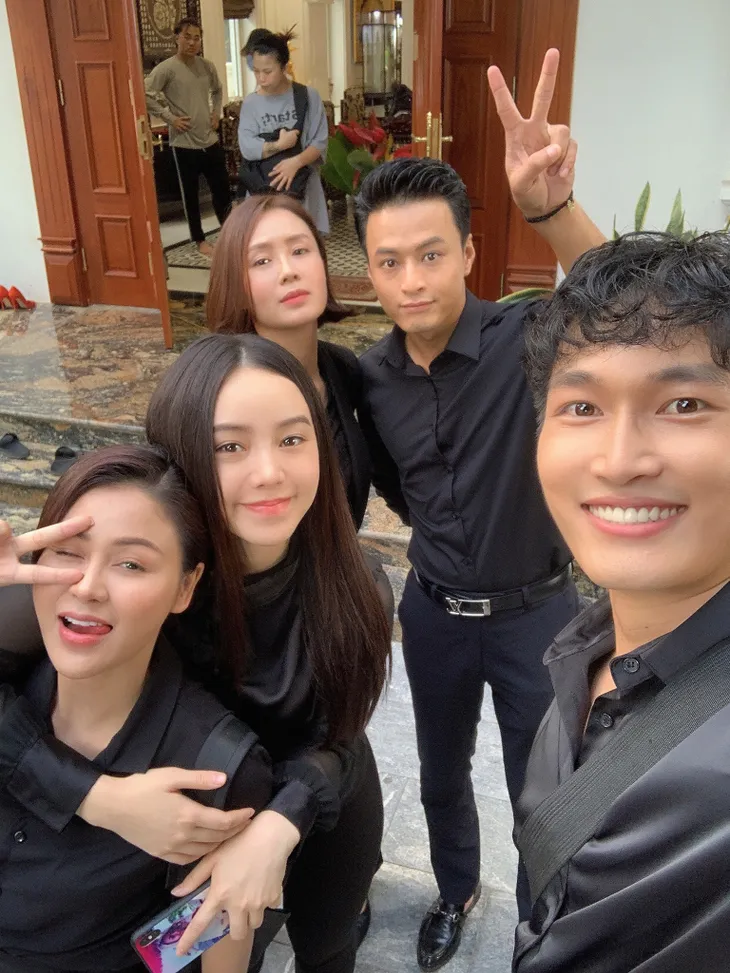 Lộ gia thế giàu có của Hồng Diễm - Quỳnh Kool trong phim mới - Ảnh 7. Lộ gia thế giàu có của Hồng Diễm - Quỳnh Kool trong phim mới - Ảnh 7.