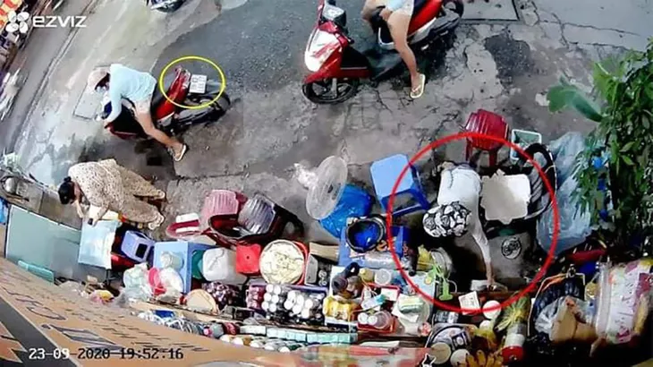 Bắt người phụ nữ ép con trai ăn trộm tiền của cụ bà bán nước - Ảnh 1. Bắt người phụ nữ ép con trai ăn trộm tiền của cụ bà bán nước - Ảnh 1.