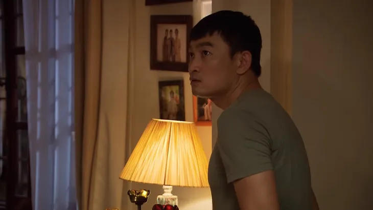 Lửa ấm - Tập 2: Mẹ chồng ngán ngẩm khi Thủy (Thúy Hằng) lại về muộn trong sinh nhật con trai - Ảnh 1. Lửa ấm - Tập 2: Mẹ chồng ngán ngẩm khi Thủy (Thúy Hằng) lại về muộn trong sinh nhật con trai - Ảnh 1.
