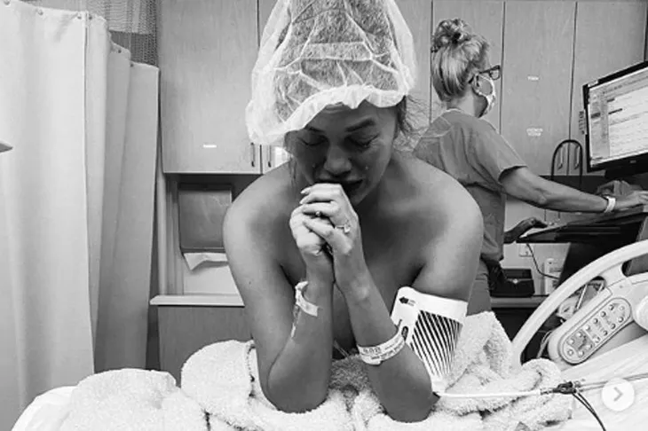 Chrissy Teigen đau đớn tiết lộ đã sảy thai - Ảnh 1. Chrissy Teigen đau đớn tiết lộ đã sảy thai - Ảnh 1.