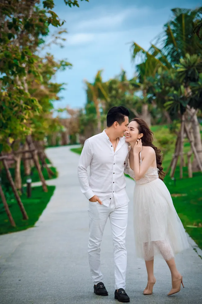 Việt Anh tình tứ bên cá sấu chúa Quỳnh Nga - Ảnh 1. Việt Anh tình tứ bên cá sấu chúa Quỳnh Nga - Ảnh 1.