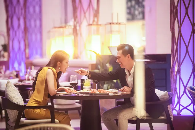 Việt Anh tình tứ bên cá sấu chúa Quỳnh Nga - Ảnh 3. Việt Anh tình tứ bên cá sấu chúa Quỳnh Nga - Ảnh 3.