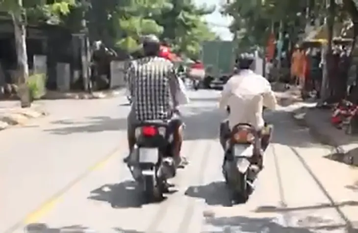 Bắt người phụ nữ ép con trai ăn trộm tiền của cụ bà bán nước - Ảnh 2. Bắt người phụ nữ ép con trai ăn trộm tiền của cụ bà bán nước - Ảnh 2.
