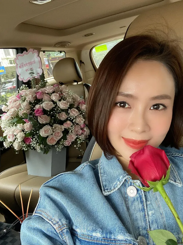 Hồng Diễm khoe quà 20/10, Bảo Thanh gửi lời chúc ấm áp - Ảnh 1. Hồng Diễm khoe quà 20/10, Bảo Thanh gửi lời chúc ấm áp - Ảnh 1.