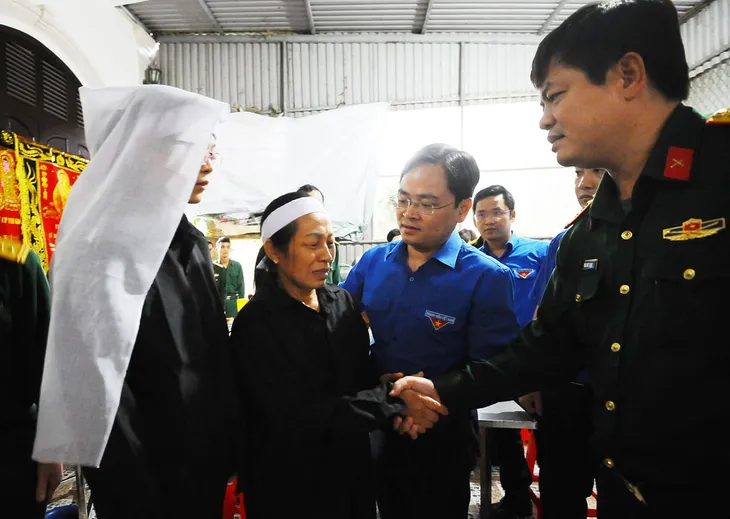 Trung ương Đoàn hỗ trợ bà con vùng lũ Quân khu 4 - Ảnh 6. Trung ương Đoàn hỗ trợ bà con vùng lũ Quân khu 4 - Ảnh 6.