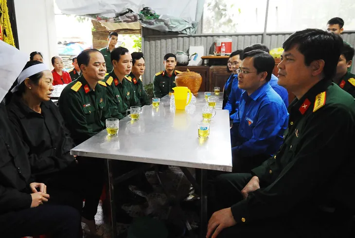 Trung ương Đoàn hỗ trợ bà con vùng lũ Quân khu 4 - Ảnh 5. Trung ương Đoàn hỗ trợ bà con vùng lũ Quân khu 4 - Ảnh 5.