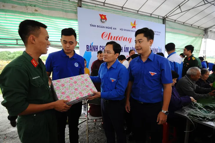 Trung ương Đoàn hỗ trợ bà con vùng lũ Quân khu 4 - Ảnh 4. Trung ương Đoàn hỗ trợ bà con vùng lũ Quân khu 4 - Ảnh 4.