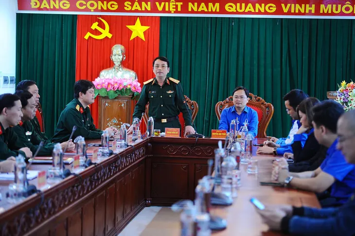 Trung ương Đoàn hỗ trợ bà con vùng lũ Quân khu 4 - Ảnh 7. Trung ương Đoàn hỗ trợ bà con vùng lũ Quân khu 4 - Ảnh 7.