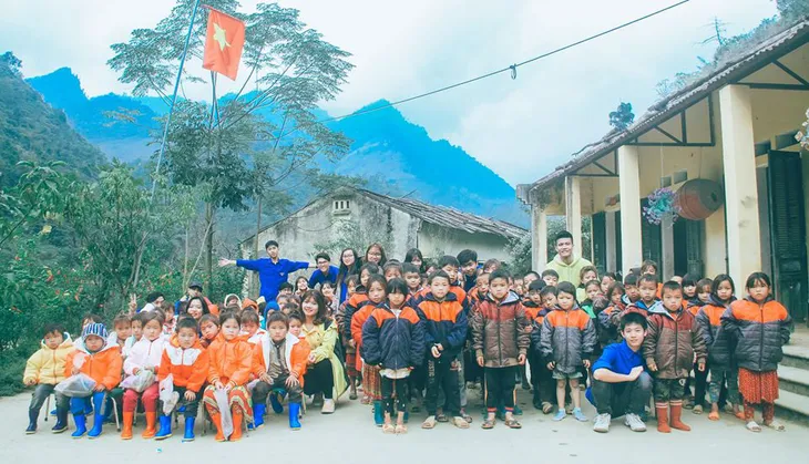 Áo ấm Hà Giang: Lan tỏa yêu thương, chung tay ủng hộ 3.000 cuốn sách cho trẻ vùng cao - Ảnh 1. Áo ấm Hà Giang: Lan tỏa yêu thương, chung tay ủng hộ 3.000 cuốn sách cho trẻ vùng cao - Ảnh 1.