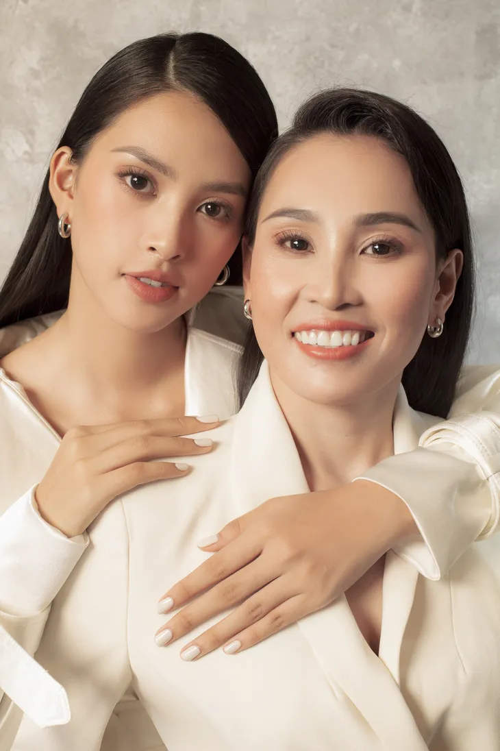 Hoa hậu Tiểu Vy khoe bộ ảnh bên mẹ nhân ngày 20/10 - Ảnh 8. Hoa hậu Tiểu Vy khoe bộ ảnh bên mẹ nhân ngày 20/10 - Ảnh 8.