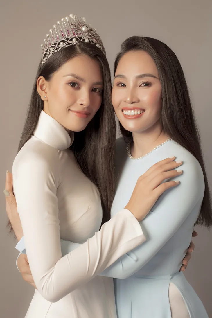 Hoa hậu Tiểu Vy khoe bộ ảnh bên mẹ nhân ngày 20/10 - Ảnh 3. Hoa hậu Tiểu Vy khoe bộ ảnh bên mẹ nhân ngày 20/10 - Ảnh 3.