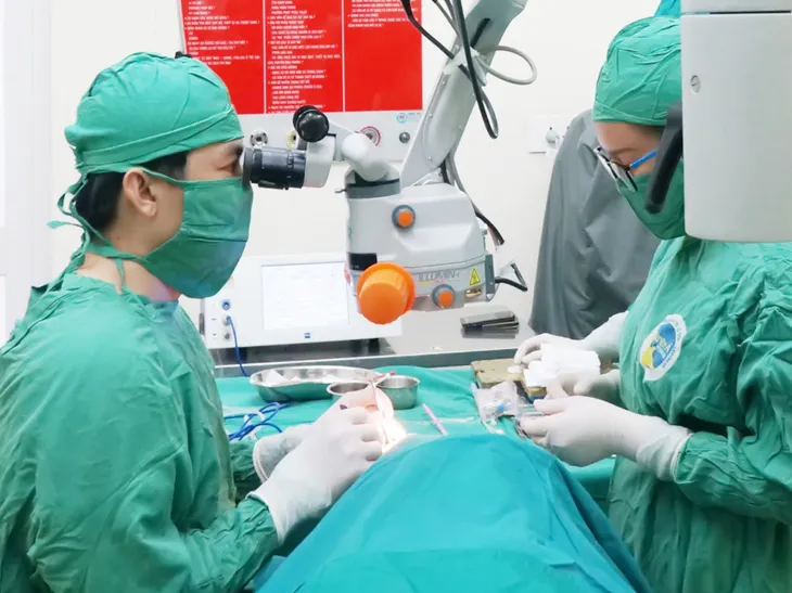 Suýt mù mắt vì mảnh kim loại đâm thủng mắt - Ảnh 1. Suýt mù mắt vì mảnh kim loại đâm thủng mắt - Ảnh 1.