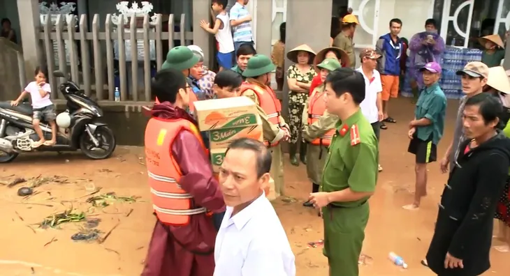 Quyết tâm tiếp cận vùng lũ bị cô lập - Ảnh 1. Quyết tâm tiếp cận vùng lũ bị cô lập - Ảnh 1.