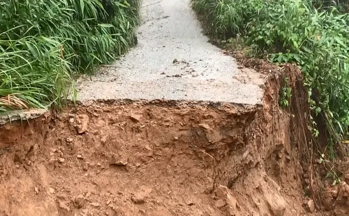 Tuyến đường vào thủy điện Rào Trăng 3 sạt lở đất đá nặng nề - Ảnh 2. Tuyến đường vào thủy điện Rào Trăng 3 sạt lở đất đá nặng nề - Ảnh 2.