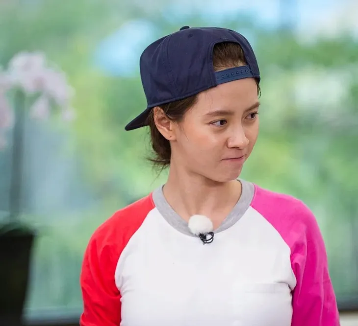 Liên tục bị chê gu thời trang, Song Ji Hyo bất ngờ lột xác - Ảnh 3. Liên tục bị chê gu thời trang, Song Ji Hyo bất ngờ lột xác - Ảnh 3.