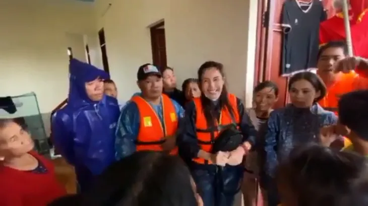 Thủy Tiên ám ảnh vì những gì chứng kiến tại vùng lũ - Ảnh 2. Thủy Tiên ám ảnh vì những gì chứng kiến tại vùng lũ - Ảnh 2.