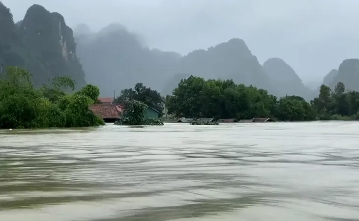 Quảng Bình: Chạy đua với thời gian cứu hộ người dân vùng lũ - Ảnh 3. Quảng Bình: Chạy đua với thời gian cứu hộ người dân vùng lũ - Ảnh 3.