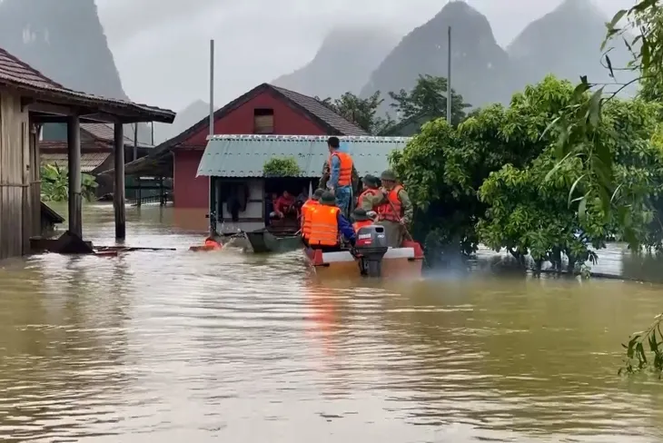 Quảng Bình: Chạy đua với thời gian cứu hộ người dân vùng lũ - Ảnh 5. Quảng Bình: Chạy đua với thời gian cứu hộ người dân vùng lũ - Ảnh 5.