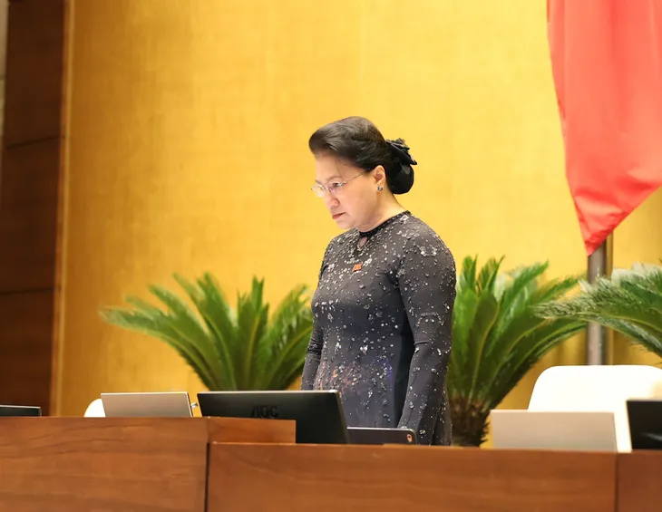 Quốc hội dành 1 phút mặc niệm các quân nhân, đồng bào gặp nạn trong mưa lũ - Ảnh 1. Quốc hội dành 1 phút mặc niệm các quân nhân, đồng bào gặp nạn trong mưa lũ - Ảnh 1.