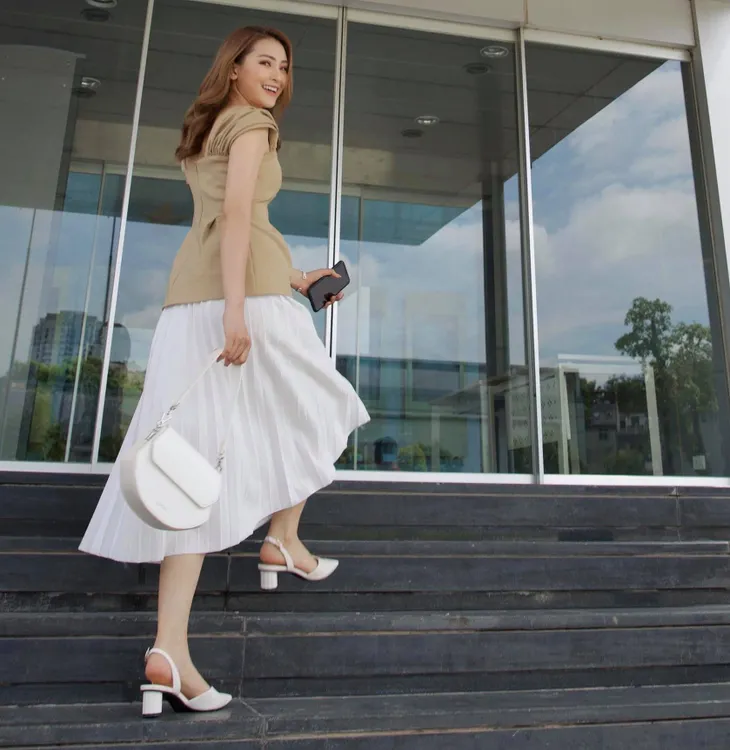Ngắm các nữ BTV, MC diện váy dài xếp ly bất chấp mọi thời tiết - Ảnh 9. Ngắm các nữ BTV, MC diện váy dài xếp ly bất chấp mọi thời tiết - Ảnh 9.