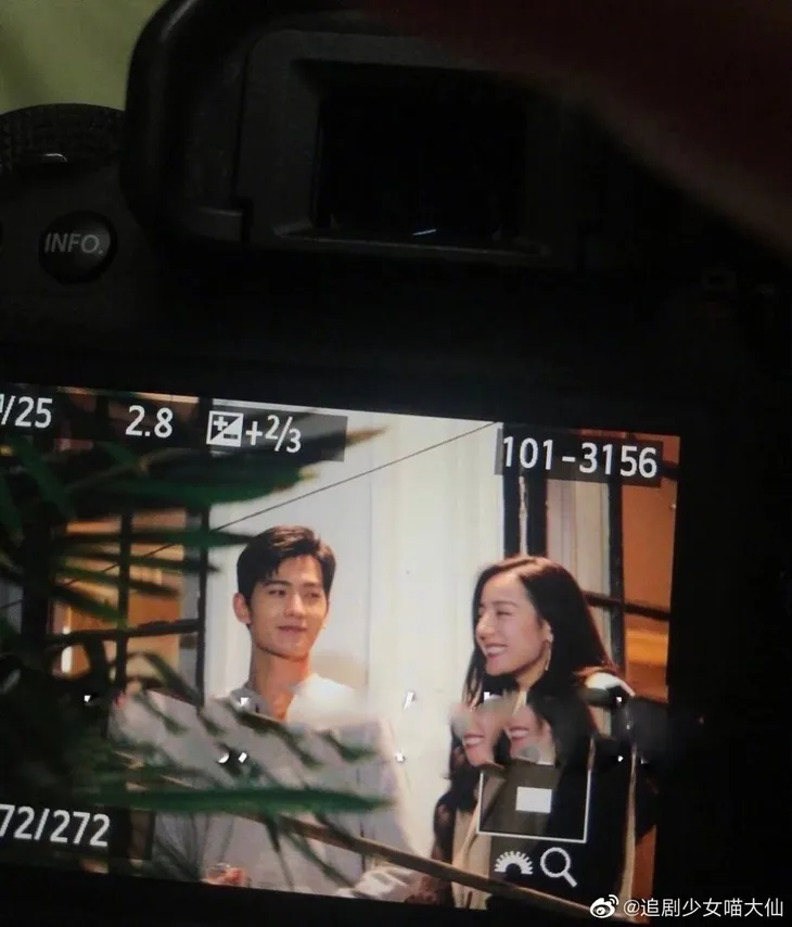 Dương Dương và Địch Lệ Nhiệt Ba ngọt ngào trong hậu trường Em là niềm kiêu hãnh của anh - Ảnh 2. Dương Dương và Địch Lệ Nhiệt Ba ngọt ngào trong hậu trường Em là niềm kiêu hãnh của anh - Ảnh 2.