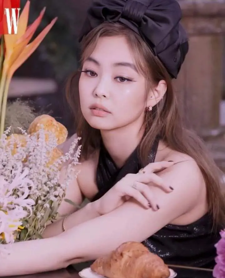 Jennie (BLACKPINK) và bộ phim thời trang trên W - Ảnh 1. Jennie (BLACKPINK) và bộ phim thời trang trên W - Ảnh 1.