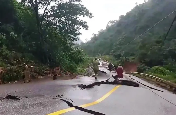 Cần tới hàng trăm tỉ đồng khắc phục quốc lộ qua miền Trung - Ảnh 3. Cần tới hàng trăm tỉ đồng khắc phục quốc lộ qua miền Trung - Ảnh 3.