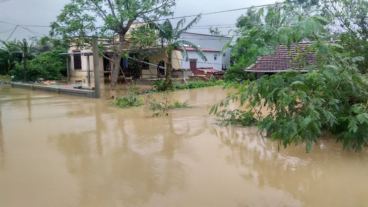 Lũ rút dần để lại tang thương cho khu vực miền Trung, Tây Nguyên - Ảnh 7. Lũ rút dần để lại tang thương cho khu vực miền Trung, Tây Nguyên - Ảnh 7.