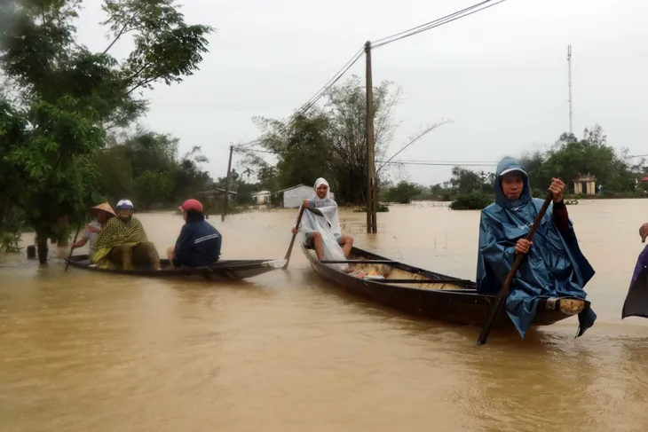 Lũ rút dần để lại tang thương cho khu vực miền Trung, Tây Nguyên - Ảnh 6. Lũ rút dần để lại tang thương cho khu vực miền Trung, Tây Nguyên - Ảnh 6.