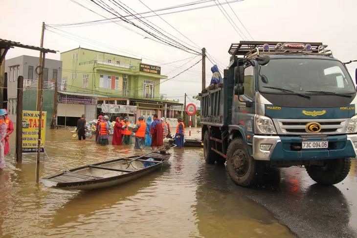 Lũ rút dần để lại tang thương cho khu vực miền Trung, Tây Nguyên - Ảnh 5. Lũ rút dần để lại tang thương cho khu vực miền Trung, Tây Nguyên - Ảnh 5.