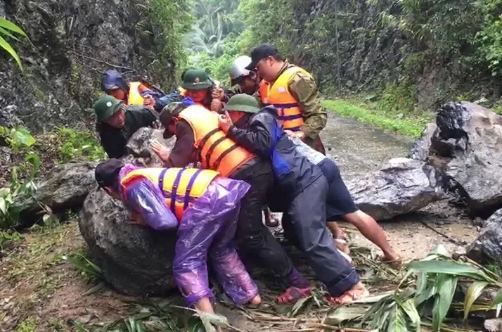 vna_potal_quang_binh_khac_phuc_su_co_sat_lo_mo_duong_vao_3_ban_dong_bao_ruc_5081351 vna_potal_quang_binh_khac_phuc_su_co_sat_lo_mo_duong_vao_3_ban_dong_bao_ruc_5081351