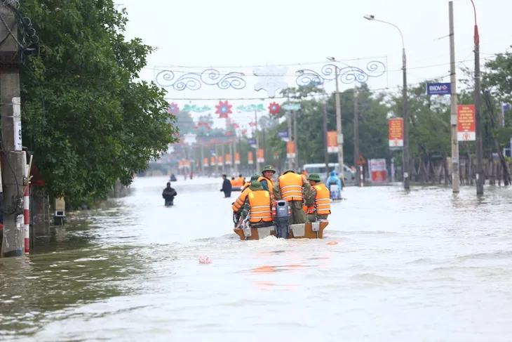 Những người chiến sĩ đi về phía nhân dân những ngày mưa lũ - Ảnh 8. Những người chiến sĩ đi về phía nhân dân những ngày mưa lũ - Ảnh 8.