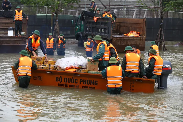 Những người chiến sĩ đi về phía nhân dân những ngày mưa lũ - Ảnh 7. Những người chiến sĩ đi về phía nhân dân những ngày mưa lũ - Ảnh 7.