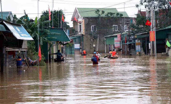 Nước lũ rút, côn trùng, rắn rết bò khắp nơi trong trường học, trạm y tế - Ảnh 7. Nước lũ rút, côn trùng, rắn rết bò khắp nơi trong trường học, trạm y tế - Ảnh 7.